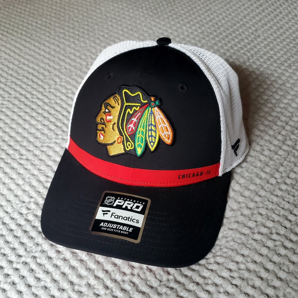 Fanatics Chicago Blackhawks Trucker Hat Black nd White w Red Stripe